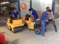 路面開(kāi)槽機(jī)，小型手扶壓路機(jī)成功發(fā)往目的