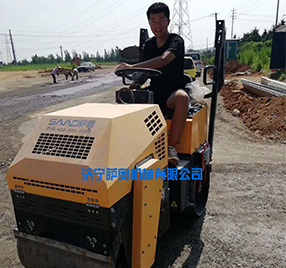座駕振動(dòng)壓路機(jī)，路面壓實(shí)施工現(xiàn)場(chǎng)
