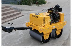 手扶式壓路機(jī)操作簡單靈敏，炎炎夏天不用怕